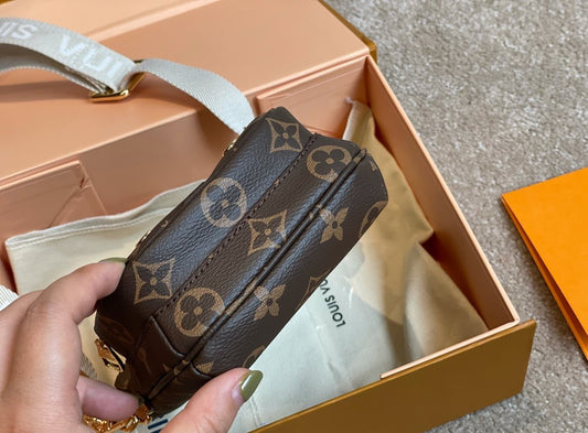 LOUIS VUITTON Monogram Utility Phone Sleeve