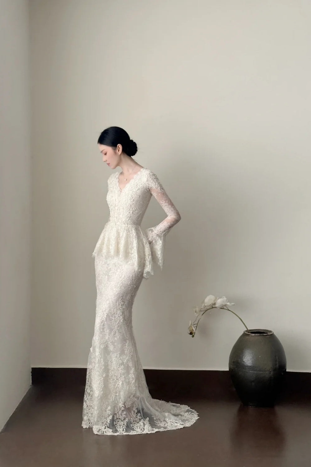 amakanas- Vintage White Lace V-Neck Long Sleeve Mermaid Long Court Style Wedding Gown gh6095