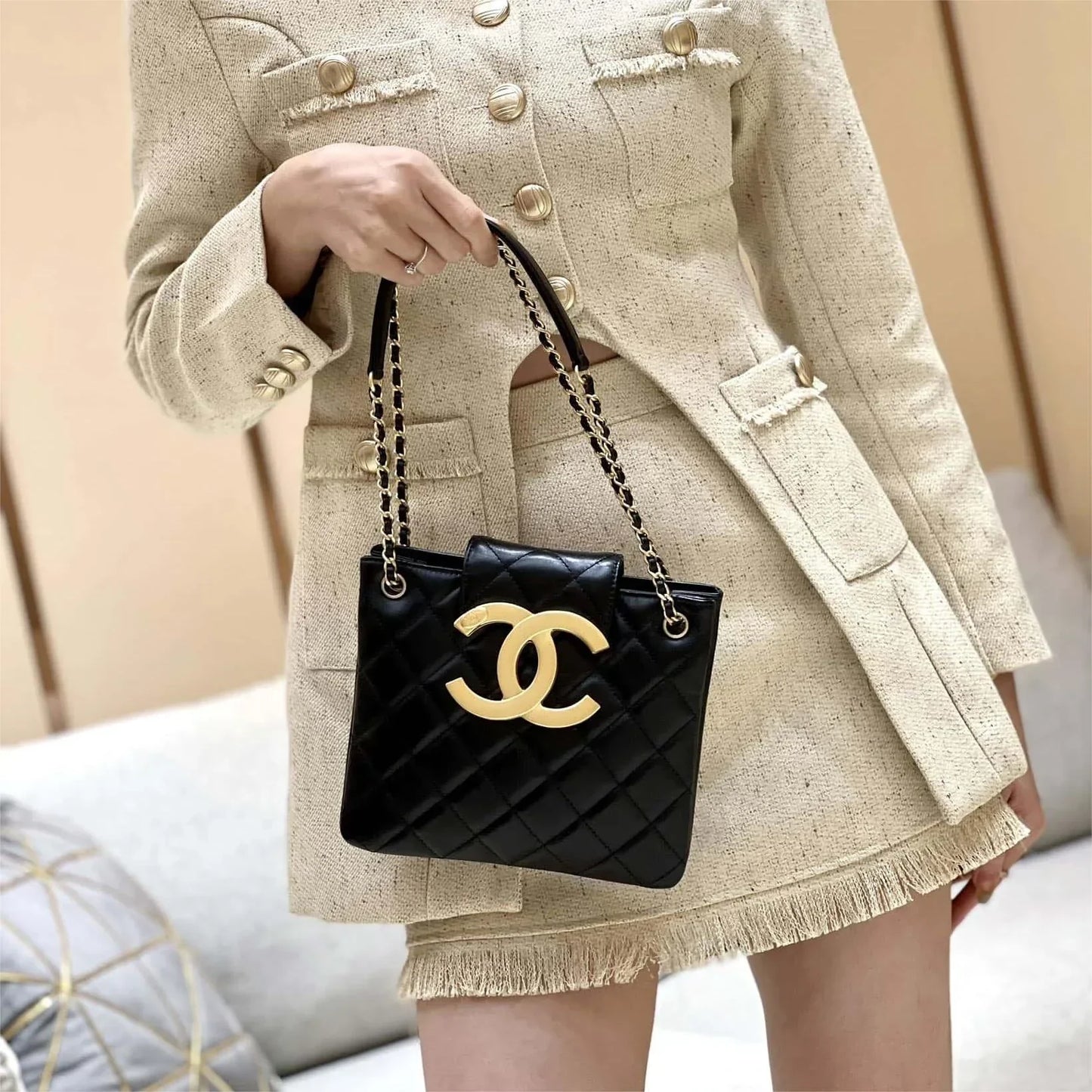 CHANEL 24C Street Style Party Style Elegant Style Logo Shoulder Bags 17.5x20x5cm