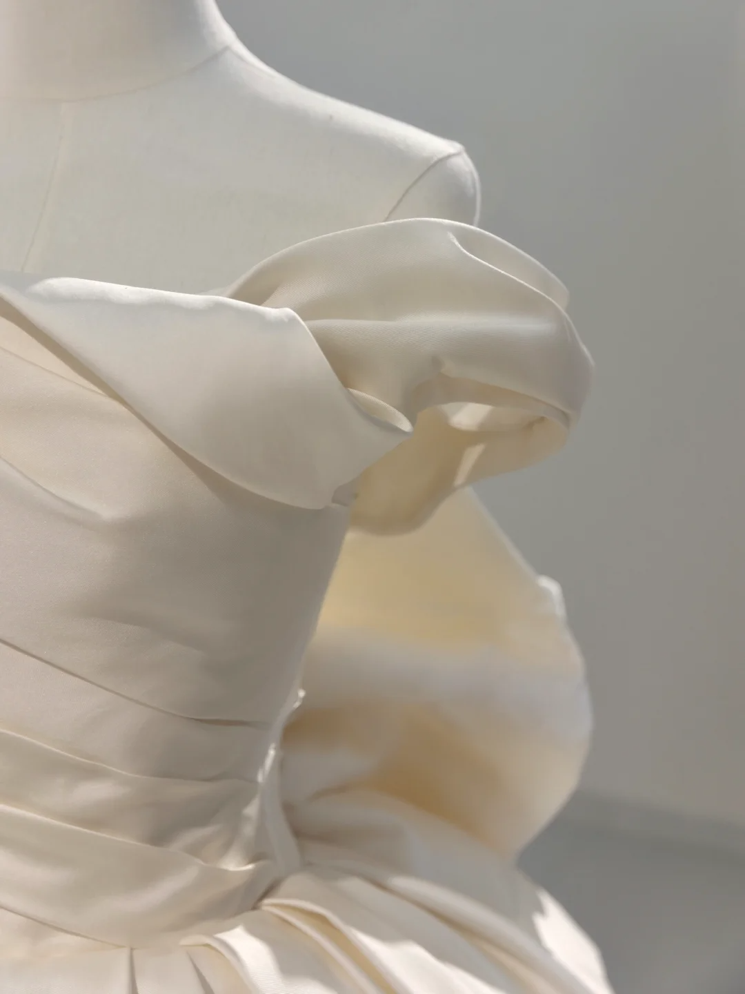 Princess Bridal Dress Ball Gown Off The Shoulder Ivory Satin Wedding Dress With Pleated Wedding Dresses Modest Wedding Gowns DH2047