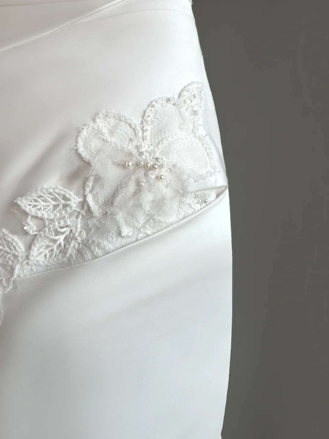 Unique Wedding Dress Ball Gown Strapless Satin White Sleeveless Long Wedding Dresses Bridal Gowns DH2051