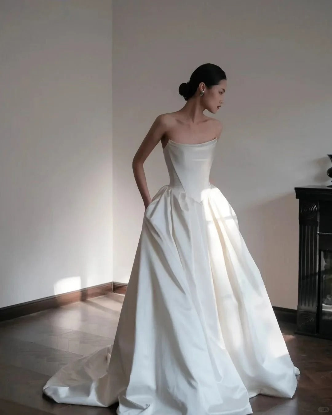 Elegant Ivory Strapless Ball Gown Satin Wedding Dress Simple Bridal Gown DP2824