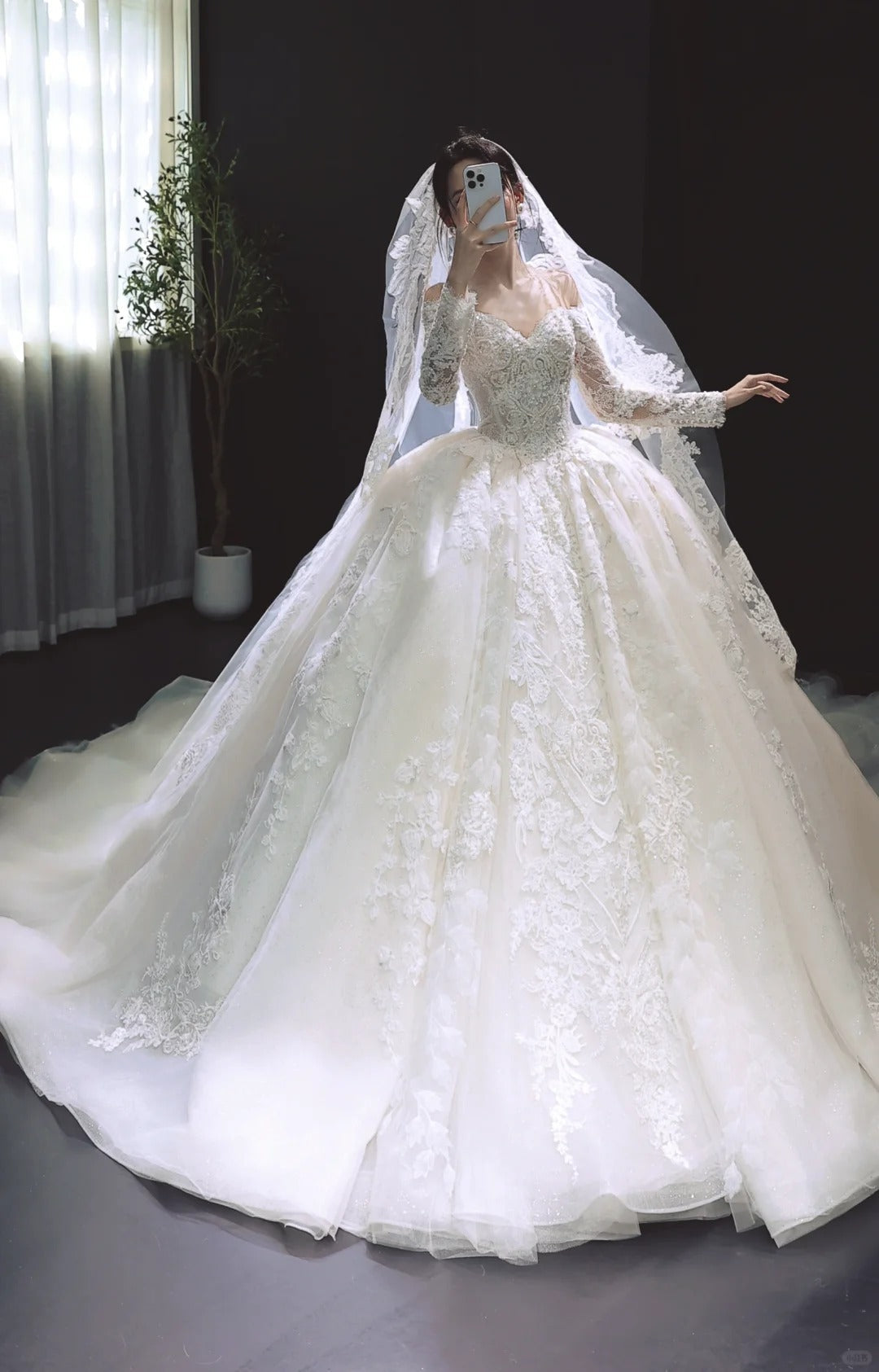 Elegant Off-Shoulder White Wedding Dress Applique Ball Gown Modest Long Sleeves Bridal Gowns with Veil DP2865