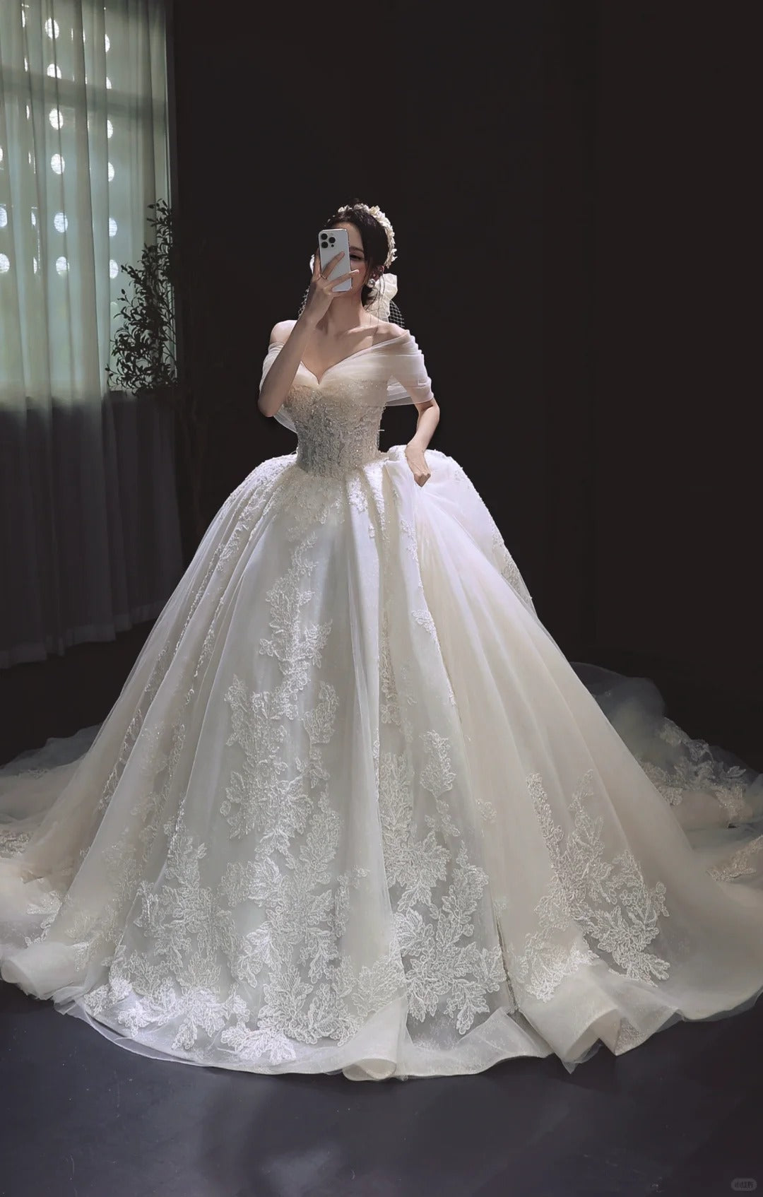 Elegant Off-the-Shoulder White Wedding Dress Applique Ball Gown Tulle Modest Bridal Gowns DP2866