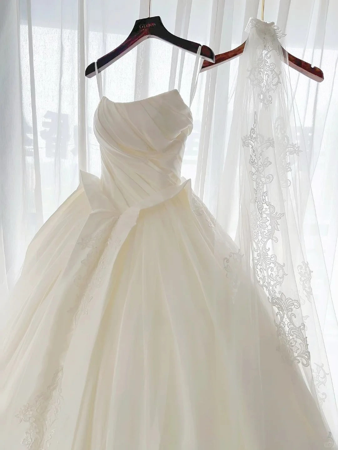 Timeless Strapless Ball Gown Tulle Wedding Dress Elegant Bridal Gown with Veil DP2892