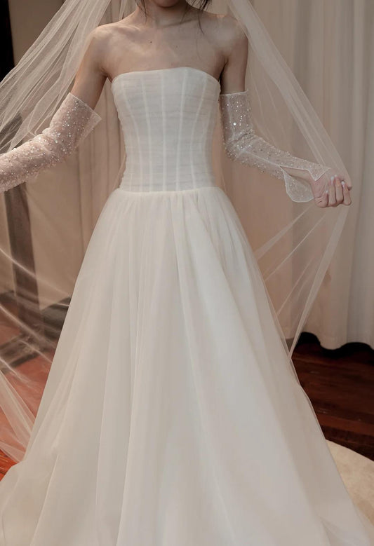 Timeless Strapless Ball Gown Tulle Wedding Dress Elegant Ivory Sleeveless Bridal Dress DP2972