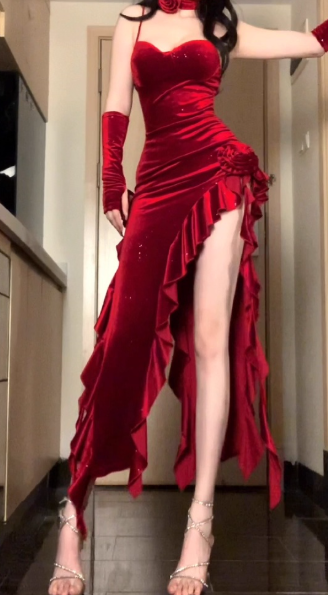 Sexy Spaghetti Strap Velvet Tight Evening Dresses Burgundy Formal Dresses Ruffle New Year's Evening Dresses with Slits DP3205