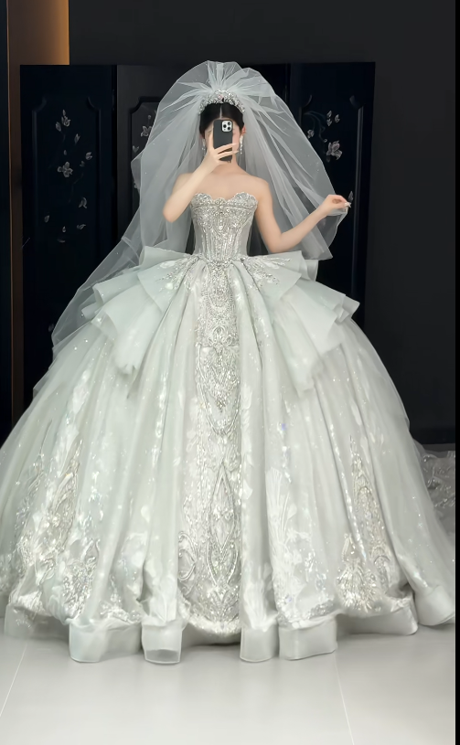 Luxury Sweetheart Neck Ball Gown Tulle Long Wedding Dresses Beaded Off-White Bridal Gowns Sleeveless Bridal Dresses DP3746
