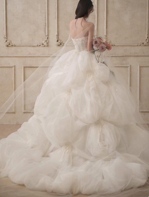 Gorgeous Strapless Ball Gown Long Wedding Dress Tulle White Bridal Gown Sleeveless Bridal Dress DP3795