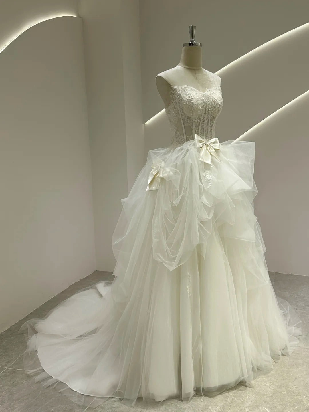 Glam White Strapless Ball Gown Wedding Dress Tulle Applique Bridal Dress ED03769