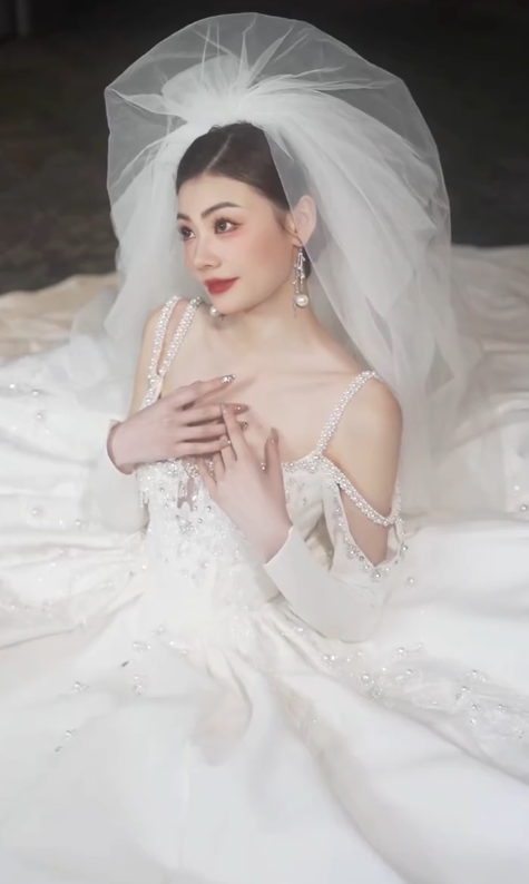 Gorgeous Ball Gown Spaghetti Straps White Satin Tulle Beaded Long Sleeves With Veil Long Wedding Dress GG3020