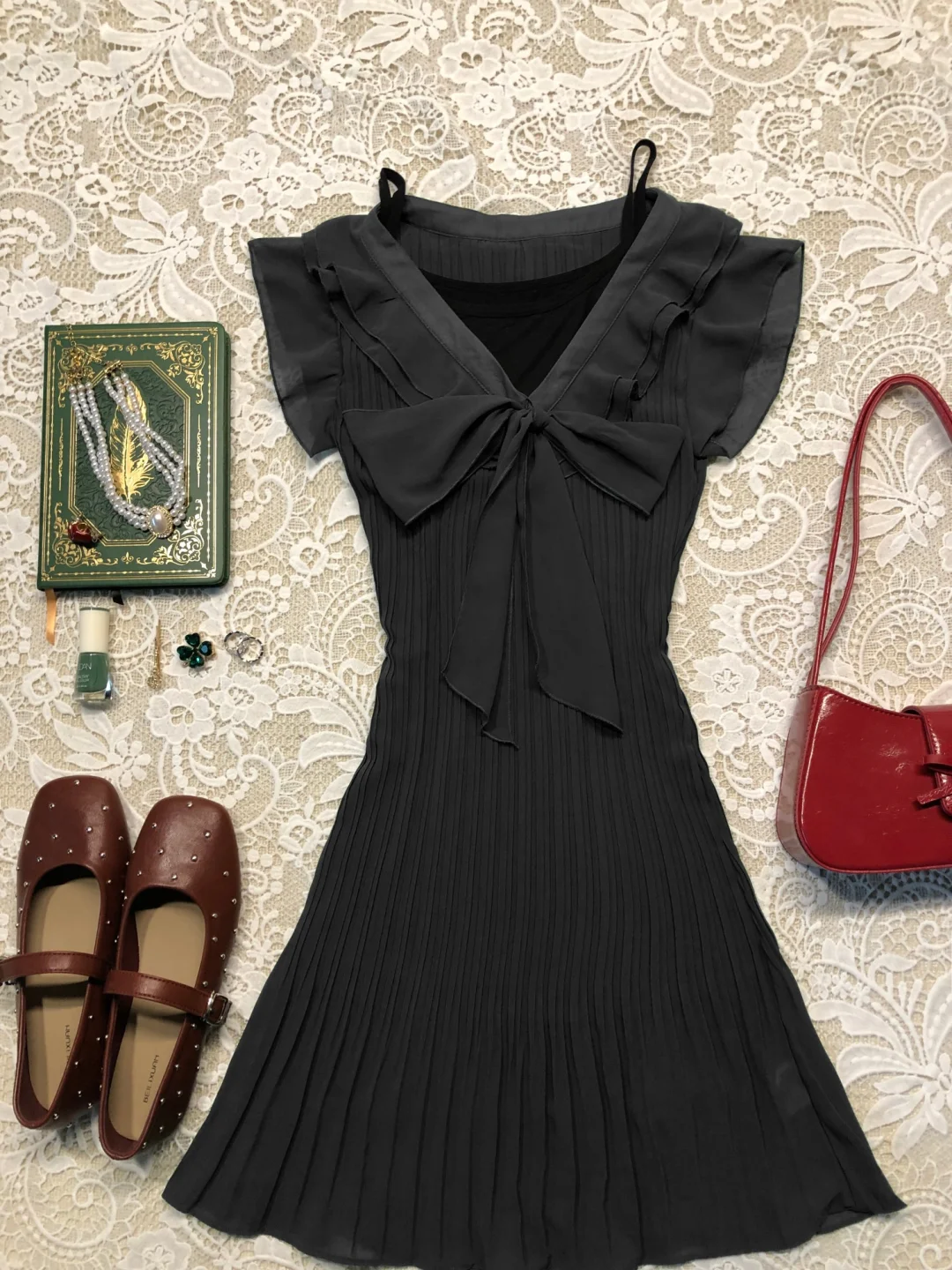 Chic A Line V Neck Black Satin Chiffon Pleated Bow Short Homecoming Dress,Summer 17th Birthday Dress GG4072