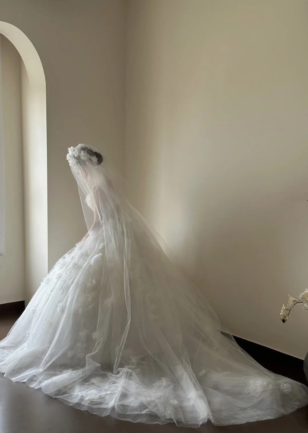 amakanas- Vintage White 3D Floral Strapless Long Train Court Style Wedding Gown gh6093