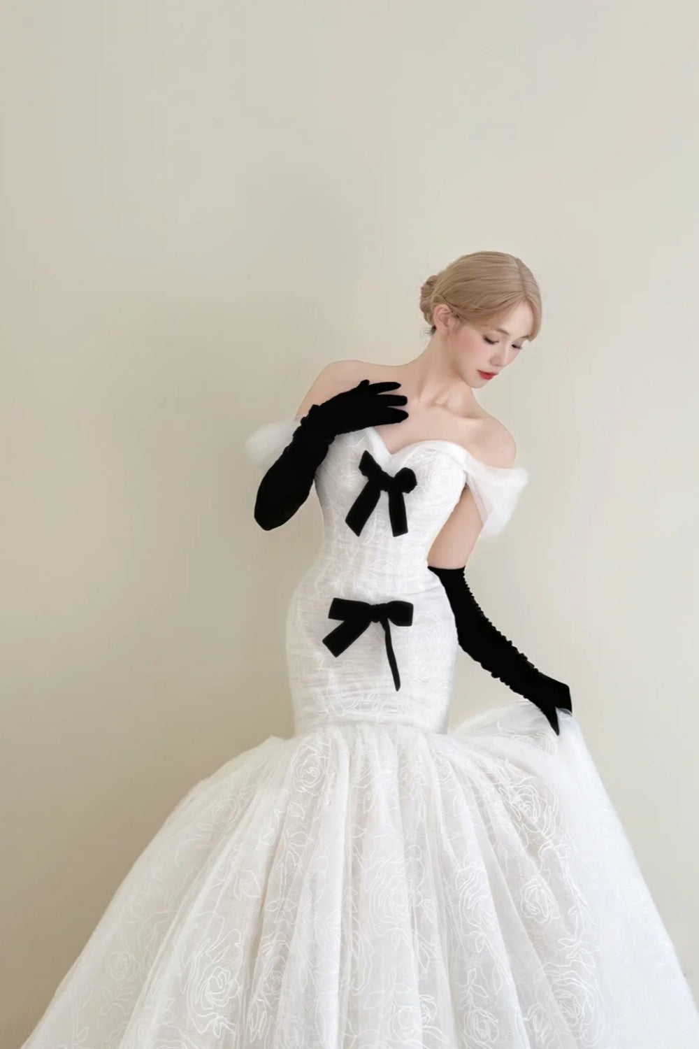 amakanas-Vintage Black-White Contrast Bow Off-Shoulder Mermaid Court Style Wedding Gown gh6026