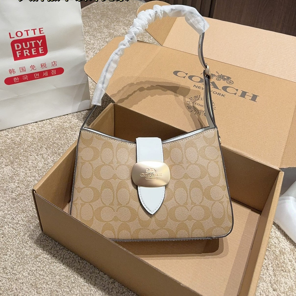 COACH Women's White Buckle Badge Single Shoulder Bag 9.7x2.6x6.5 in