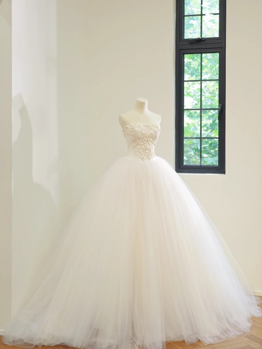 Timeless Strapless Bridal Dress A-Line Modest Tulle Ball Gown White Long Wedding Dress DH02718