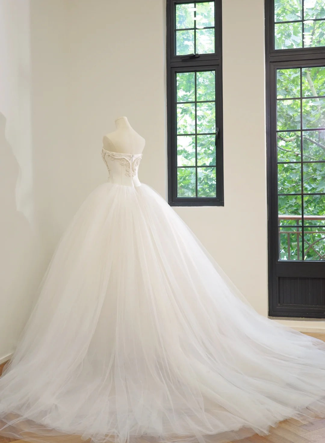 Timeless Strapless Bridal Dress A-Line Modest Tulle Ball Gown White Long Wedding Dress DH02718