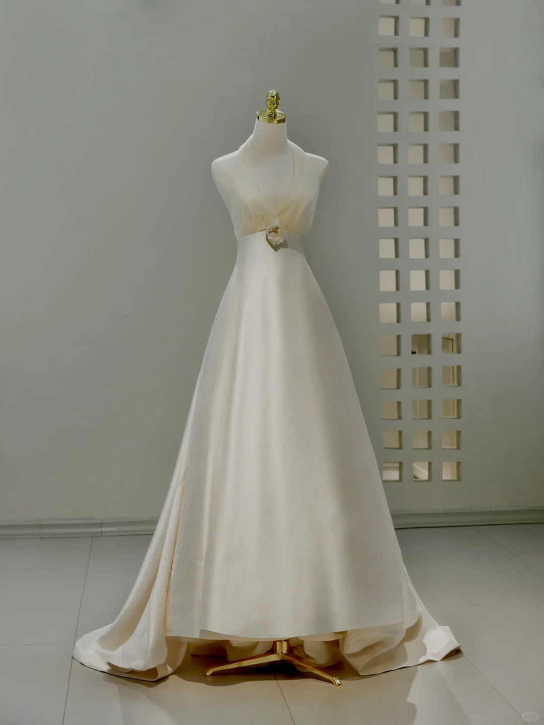 Princess Bridal Dress A Line Halter Ivory Satin Wedding Dress With Flower Wedding Dresses Modest Wedding Gowns DH2037