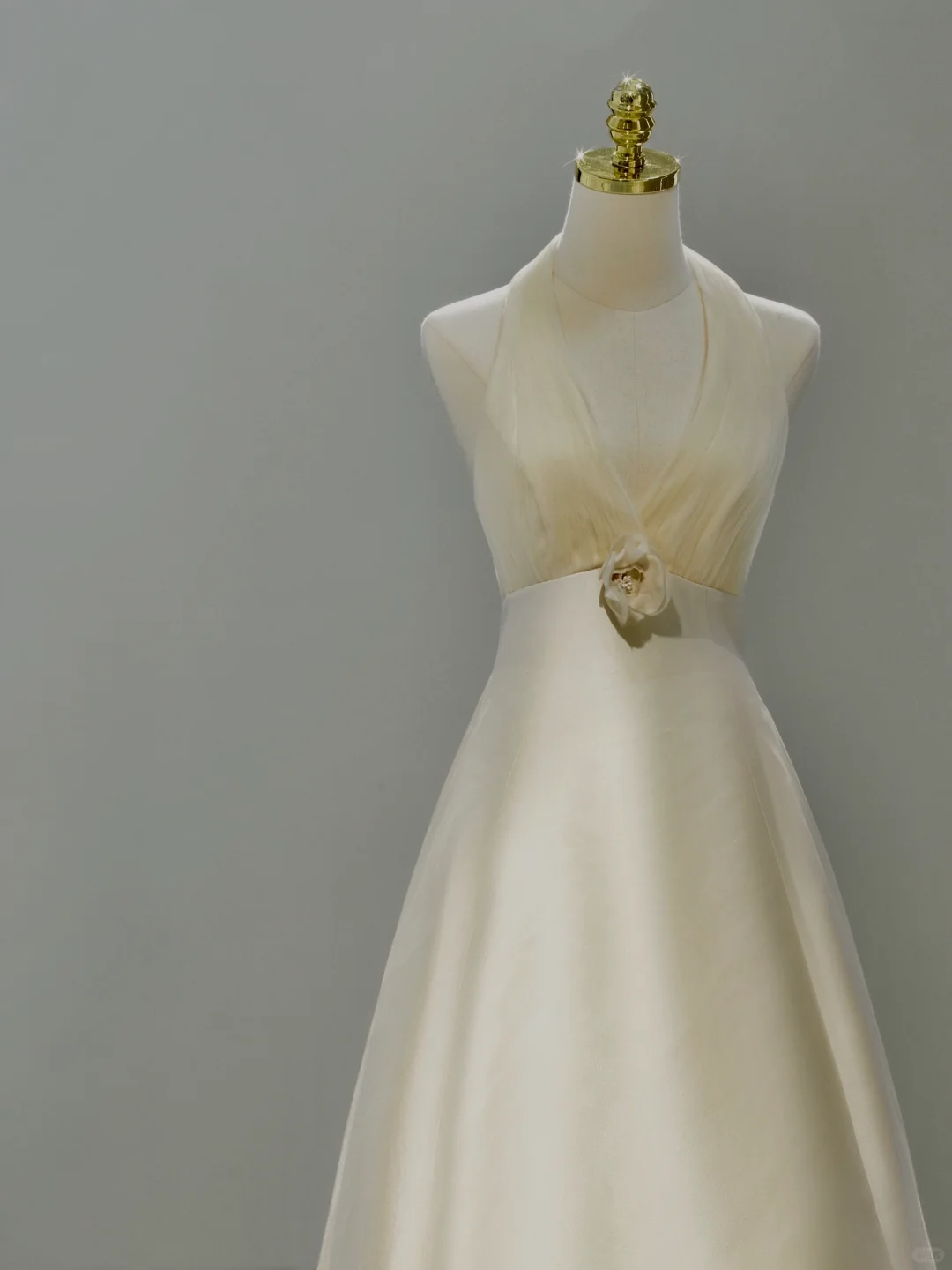 Princess Bridal Dress A Line Halter Ivory Satin Wedding Dress With Flower Wedding Dresses Modest Wedding Gowns DH2037