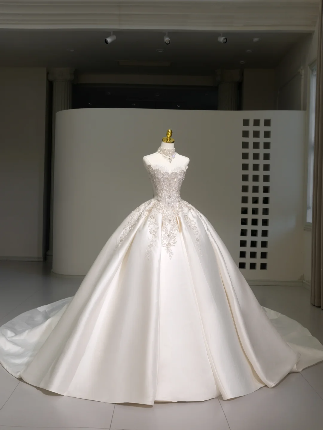 Romantic Wedding Gown Bridal Dress Ball Gown Strapless Wedding Dress White Lace Appliques Wedding Dresses Modest Wedding Gowns DH2040