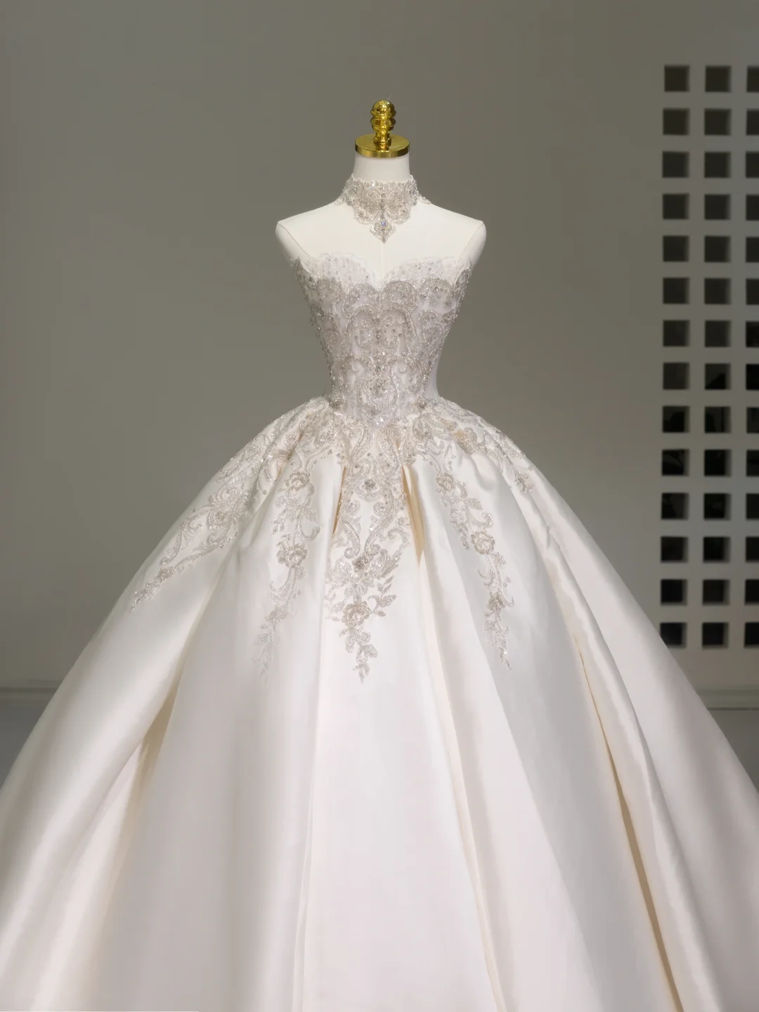 Romantic Wedding Gown Bridal Dress Ball Gown Strapless Wedding Dress White Lace Appliques Wedding Dresses Modest Wedding Gowns DH2040