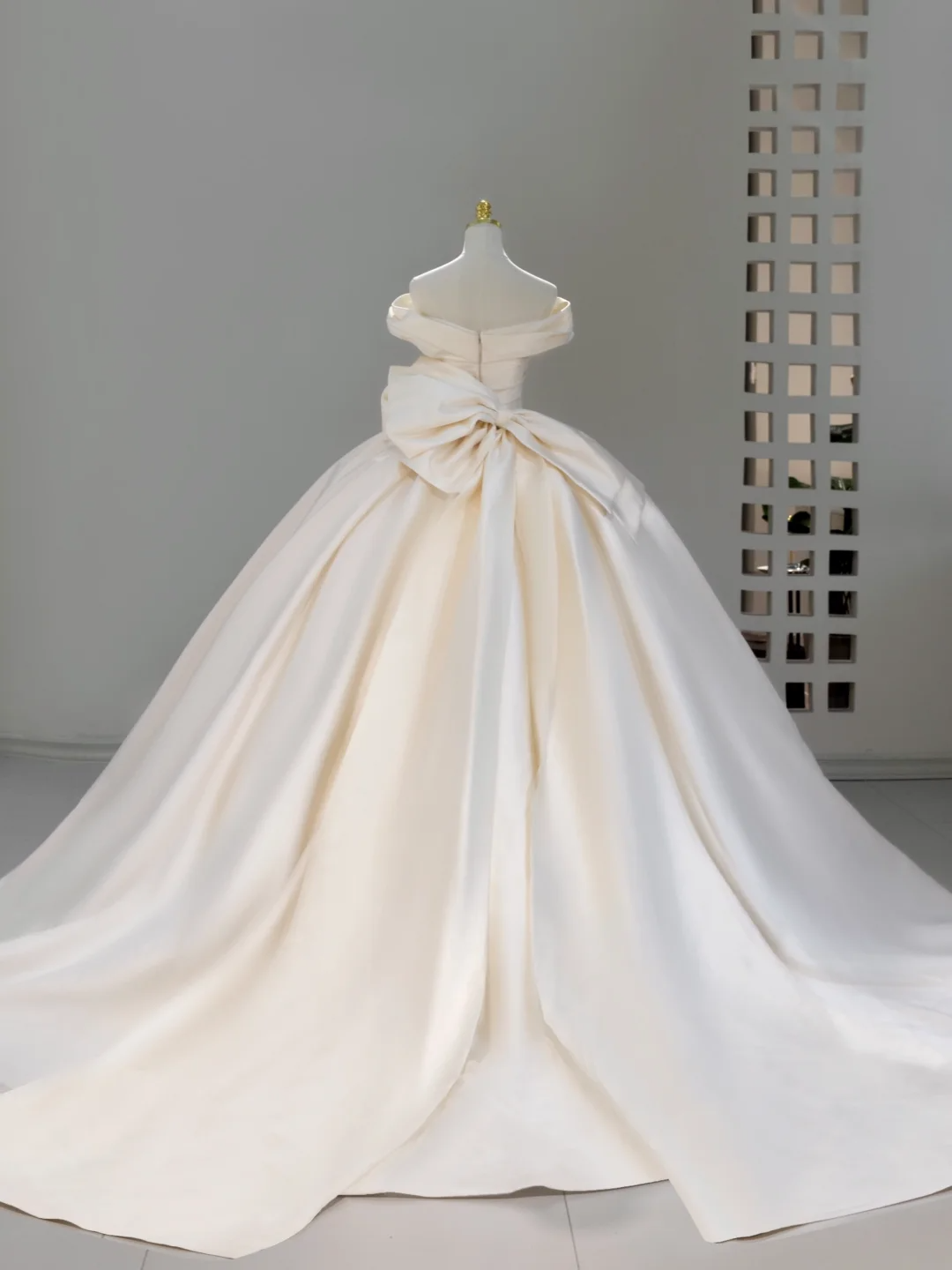 Princess Bridal Dress Ball Gown Off The Shoulder Ivory Satin Wedding Dress With Pleated Wedding Dresses Modest Wedding Gowns DH2047