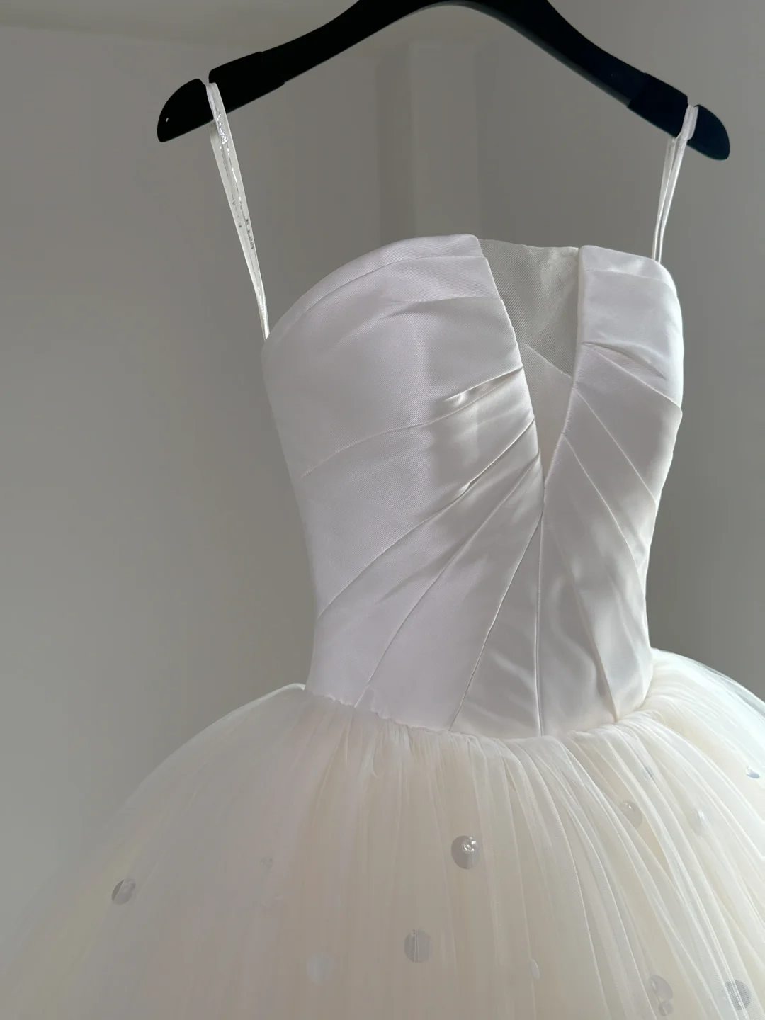 Dreamy Wedding Gown Bridal Dress Ball Gown Strapless Tulle Wedding Dress Long Sleeves Wedding Dresses Modest Wedding Gowns DH2049