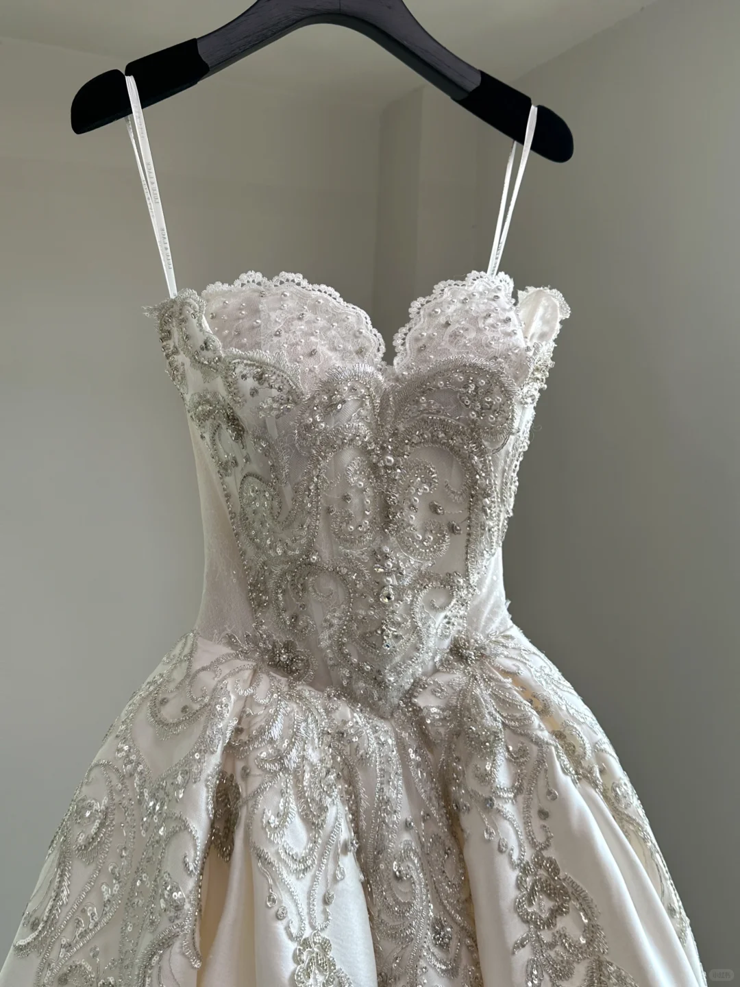 Ethereal Wedding Dress Ball Gown Sweetheart Satin White Sleeveless Long Wedding Dresses Bridal Gowns DH2050