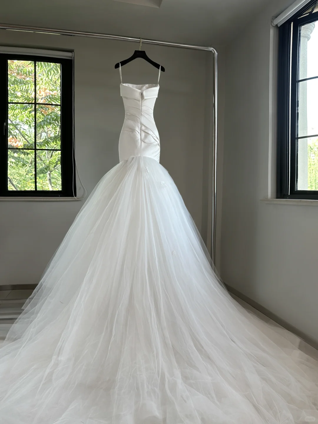 Unique Wedding Dress Ball Gown Strapless Satin White Sleeveless Long Wedding Dresses Bridal Gowns DH2051