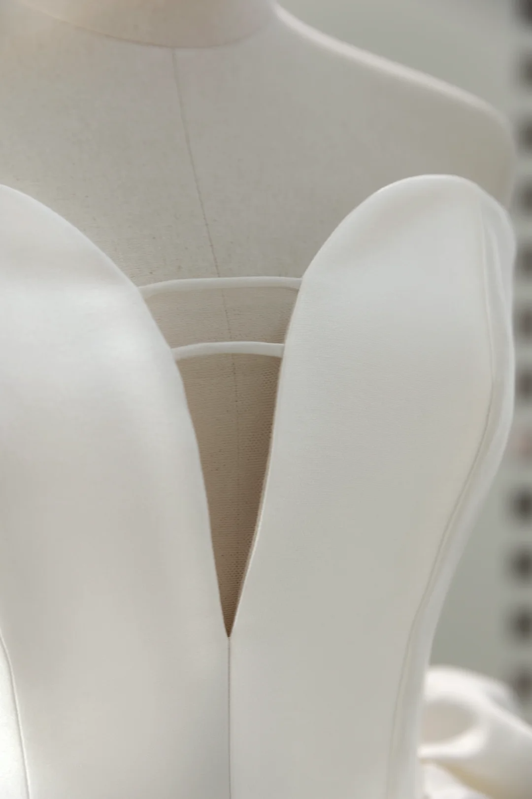 Unique Wedding Dress Mermaid Sweetheart Satin White Sleeveless Long Wedding Dresses Bridal Gowns DH2053