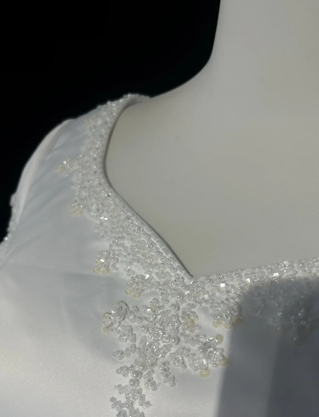 Vintage Bridal Dress A Line V Neck White Beads Satin Long Wedding Dress Retro Wedding Dresses Modest Wedding Gowns DH2653