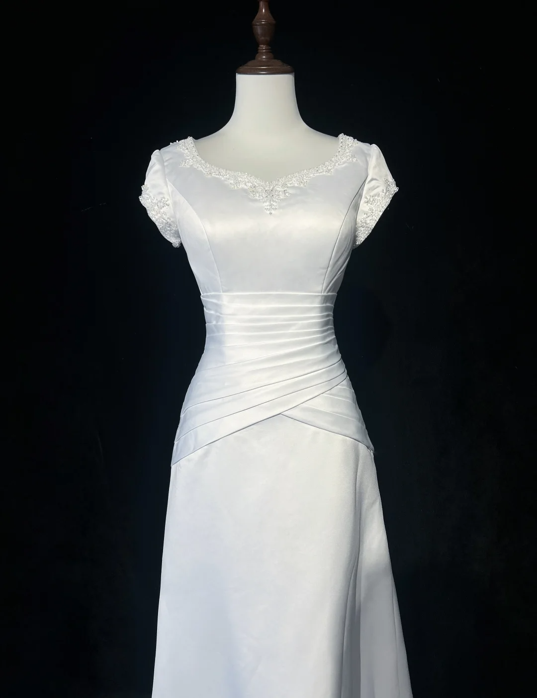 Vintage Bridal Dress A Line V Neck White Beads Satin Long Wedding Dress Retro Wedding Dresses Modest Wedding Gowns DH2653