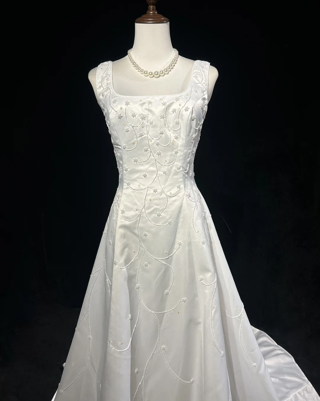 Vintage Bridal Dress A Line Square Neck Satin White Beads Long Wedding Dress Retro Wedding Dresses Modest Wedding Gowns DH2661