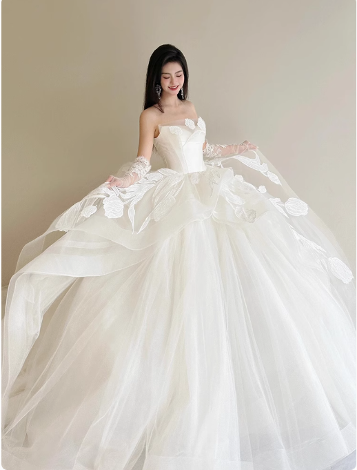 Modest White Strapless Wedding Dresses Tulle Applique Ball Gown Elegant Bridal Dress Stunning Bridal Gowns DH2727