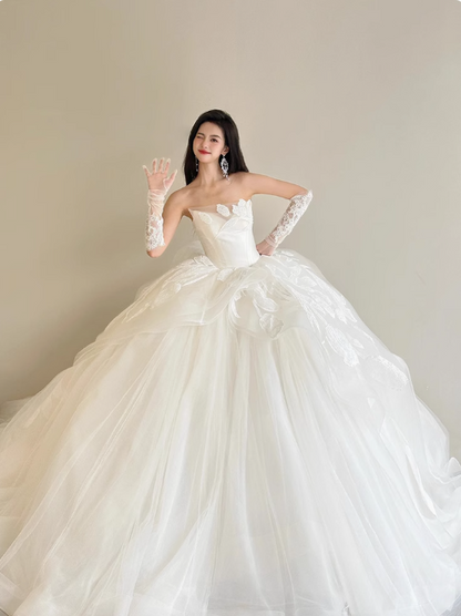 Modest White Strapless Wedding Dresses Tulle Applique Ball Gown Elegant Bridal Dress Stunning Bridal Gowns DH2727