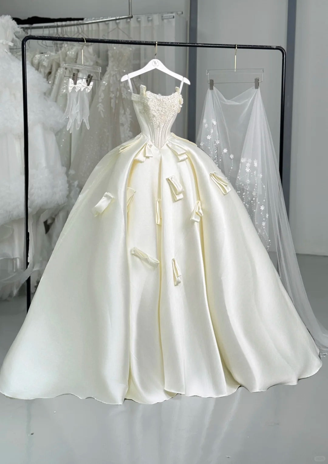 Elegant Light Champagne Strapless Ball Gown Satin Bow Wedding Dress Modest Beaded Bridal Gown DP2823