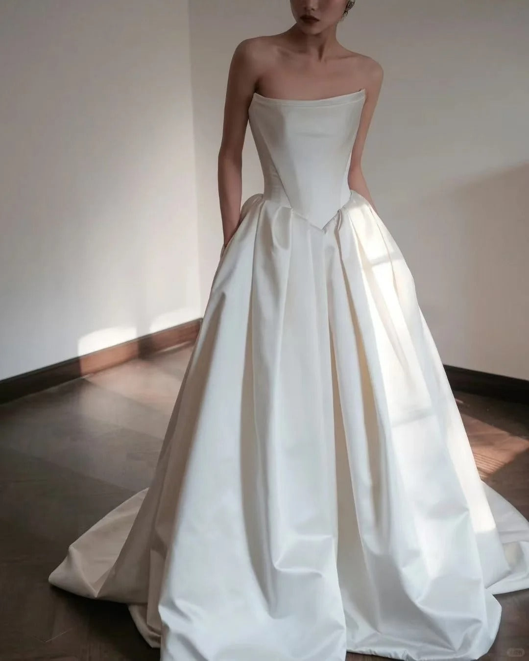 Elegant Ivory Strapless Ball Gown Satin Wedding Dress Simple Bridal Gown DP2824