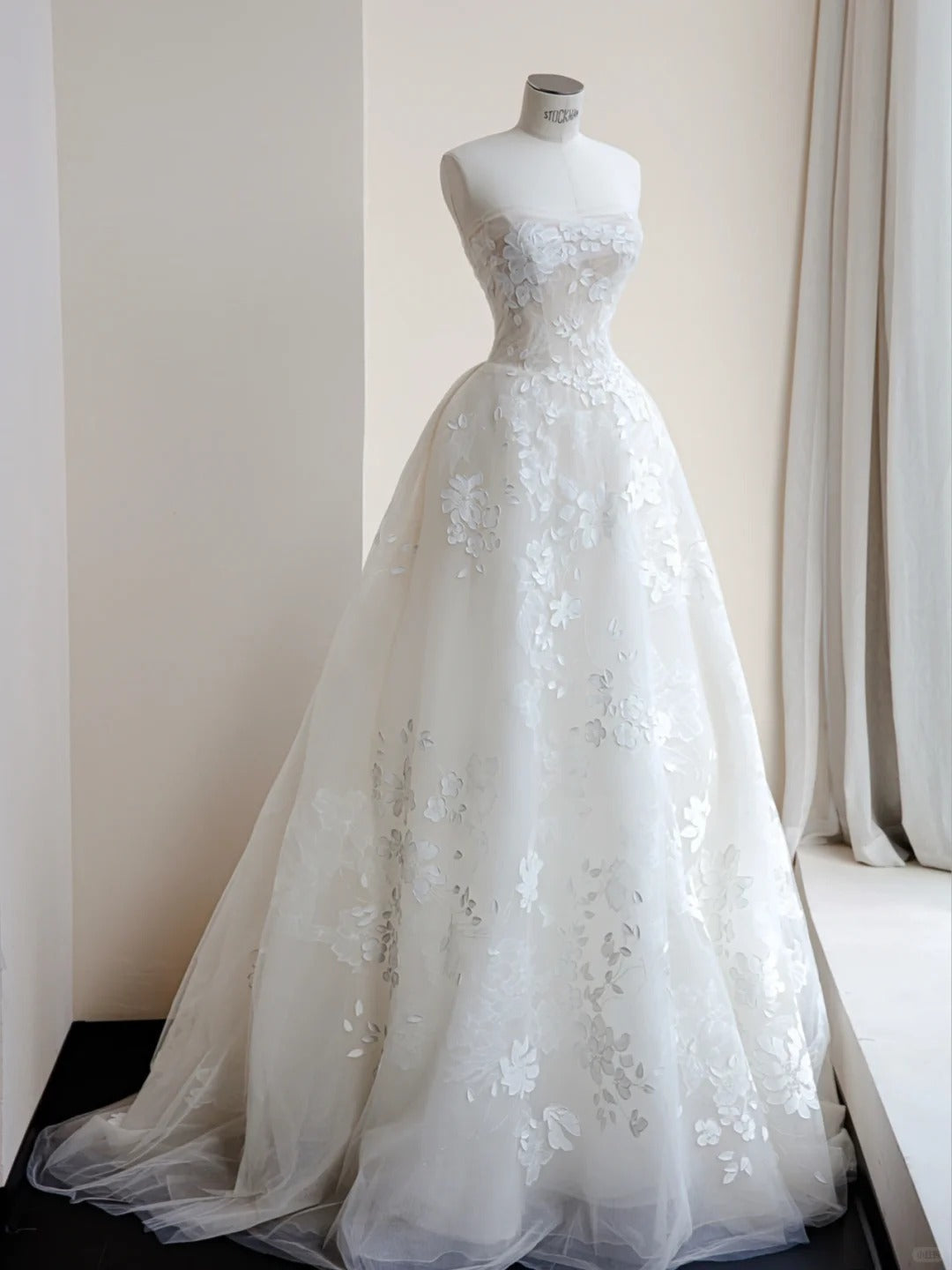 Elegant Strapless White Wedding Dress Applique Ball Gown Tulle Long Bridal Gowns DP2863