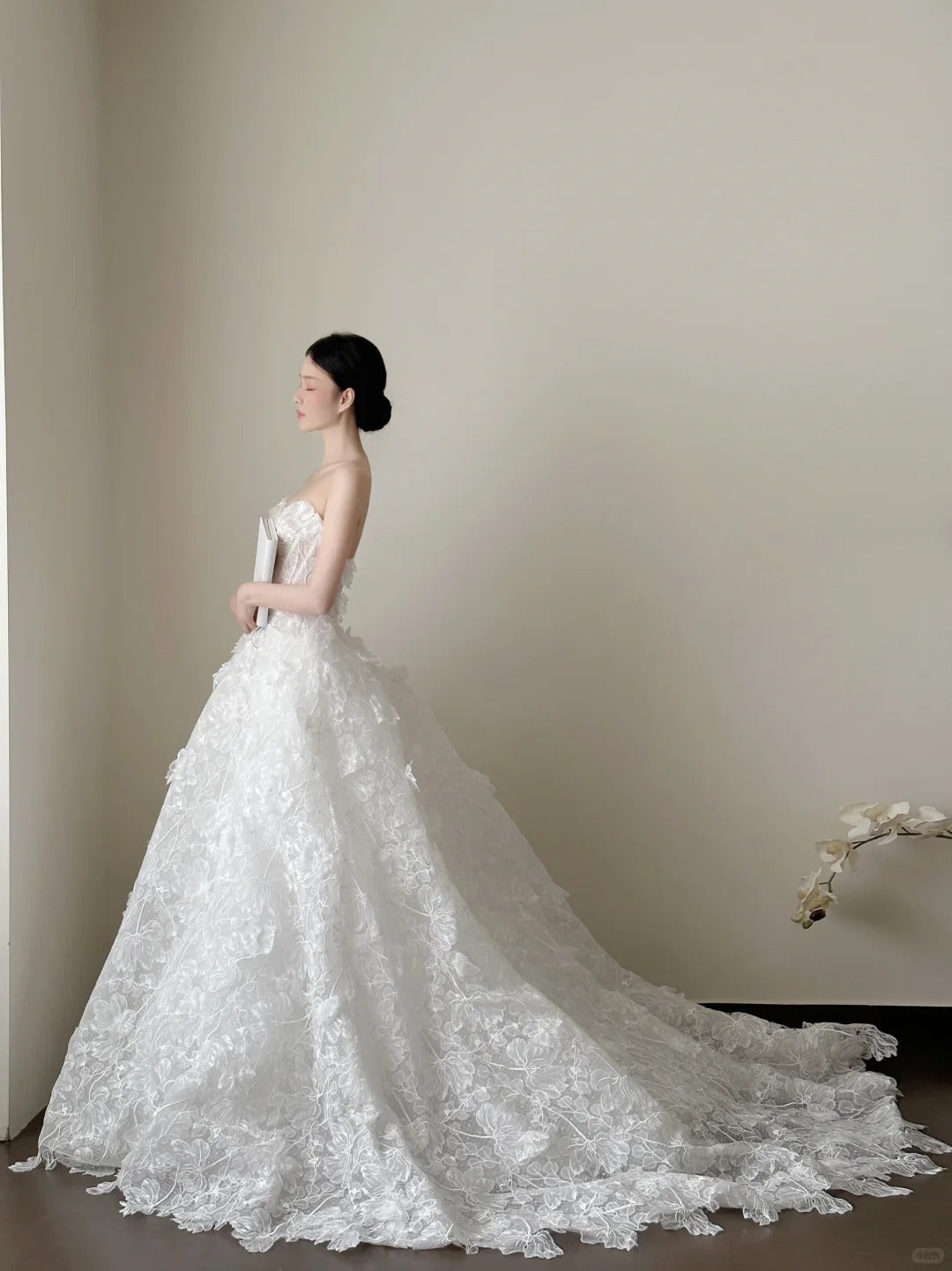 Timeless White Ball Gown Strapless Lace Applique Wedding Dress Elegant Bridal Gown DP2890