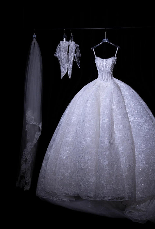 Timeless Strapless Ball Gown Lace Applique Wedding Dress Elegant White Sleeveless Bridal Dress DP2971