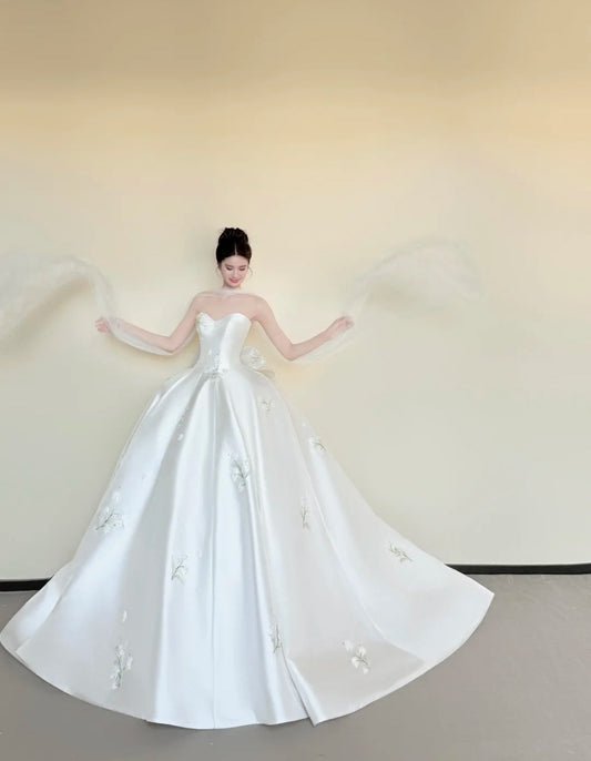 Timeless Sweetheart Neck Luxury Wedding Dresses White Ball Gown Satin Applique Long Bridal Gowns DP2990