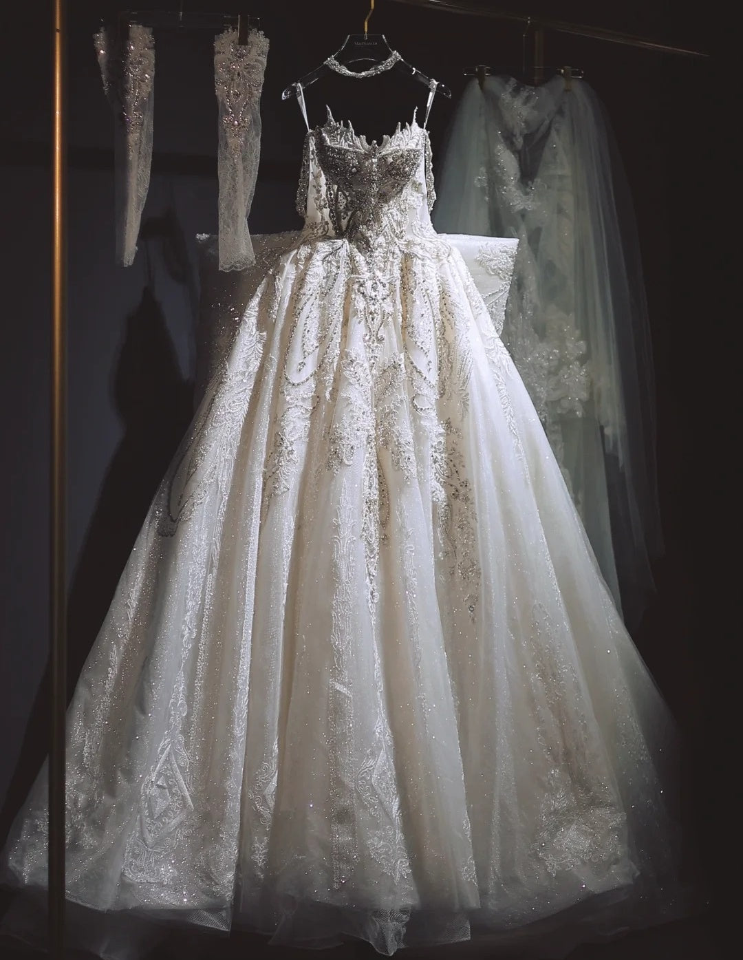 Strapless Ball Gown Tulle Beaded Luxury Wedding Dresses Sleeveless Ivory Bridal Gowns with Appliques  DP3214