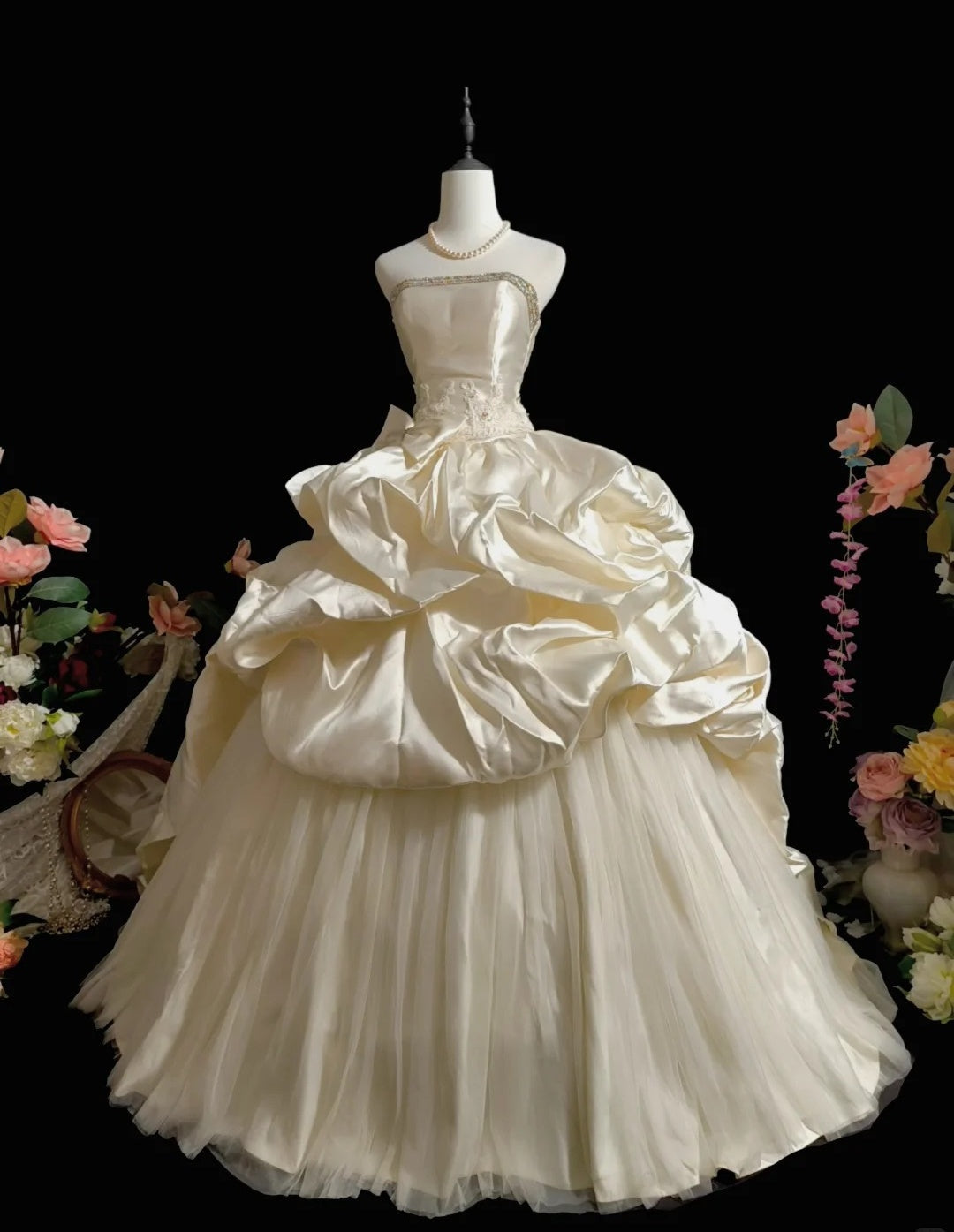 Vintage Strapless Ball Gown Satin Wedding Dresses Sleeveless Light Champagne Bridal Gowns   DP3215