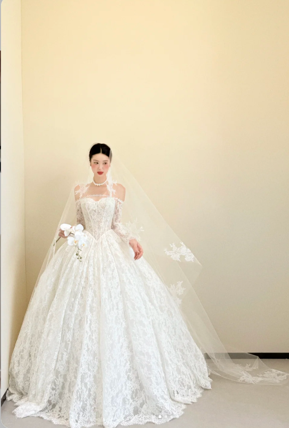 Modest Off-the-shoulder Ball Gown Luxury Wedding Dresses, Lace Applique White Bridal Gowns Long Sleeve Bridal Dresses DP3247