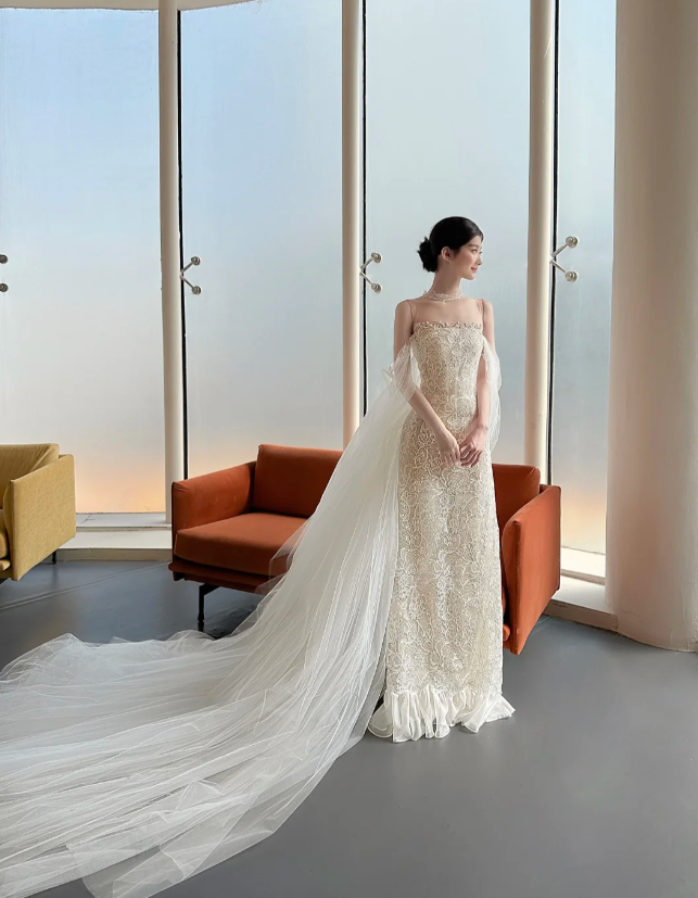 Elegant Strapless Sheath Wedding Dresses Lace Applique White Bridal Dresses DP3327