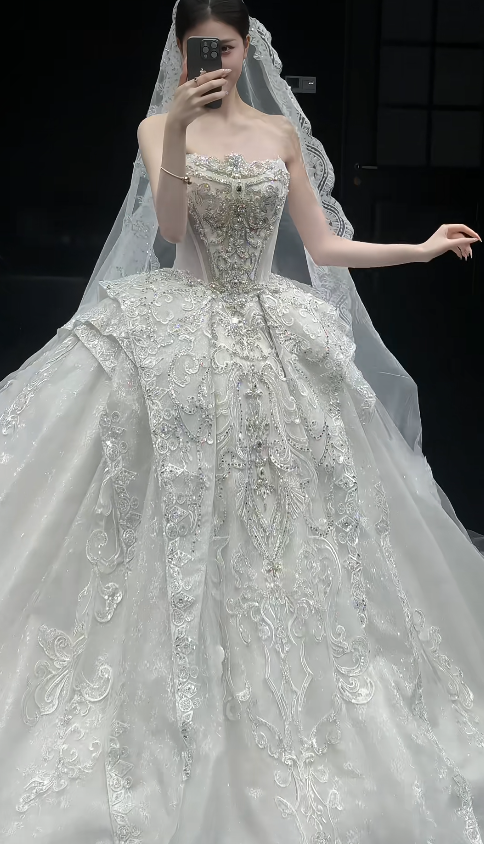 Timeless Strapless Ball Gown Tulle Wedding Dresses Beaded Applique White Bridal Gowns Sleeveless Bridal Dresses DP3356