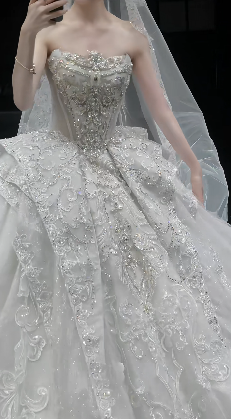 Timeless Strapless Ball Gown Tulle Wedding Dresses Beaded Applique White Bridal Gowns Sleeveless Bridal Dresses DP3356