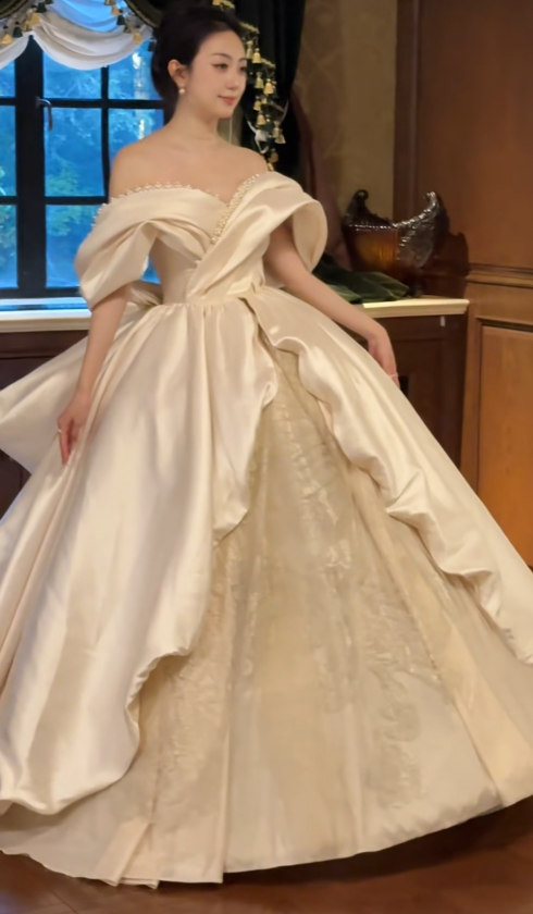 Simple Off-the-shoulder Ball Gown Satin Wedding Dresses Champagne Bridal Gowns Open-back Bridal Dresses DP3359