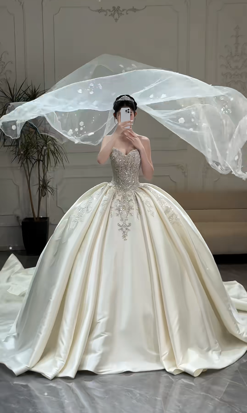 Gorgeous Sweetheart Neck Ball Gown Satin Long Wedding Dresses Beaded Ivory Bridal Gowns Sleeveless Bridal Dresses DP3744