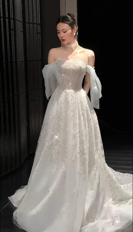 Elegant Strapless A-Line Long Wedding Dresses Tulle Beaded Bridal Gowns Applique White Bridal Dresses DP3813